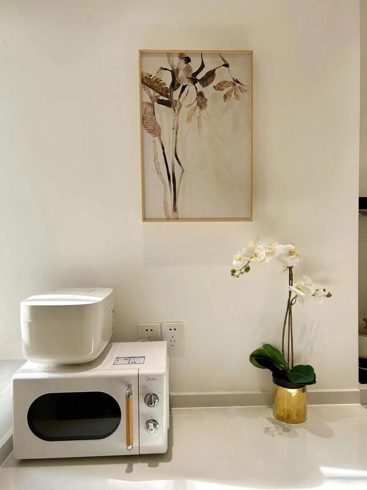Huaying Apartment *